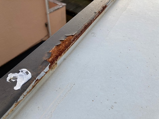 折板屋根の塗装の剥がれ